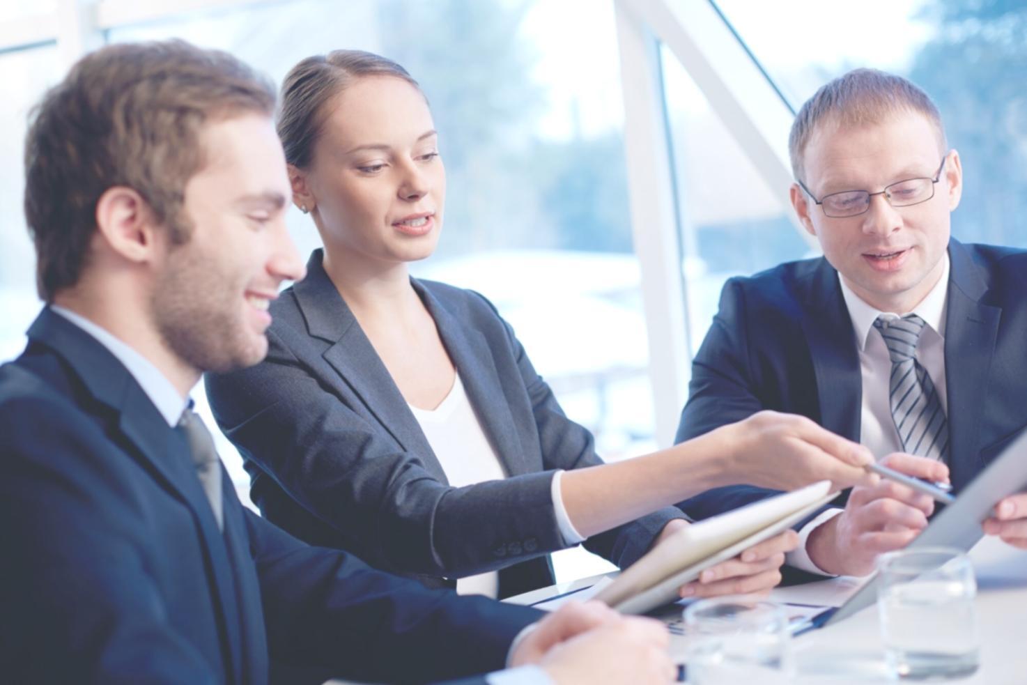 Professionelle Finanzterminologie-Schulung in modernem Lernumfeld